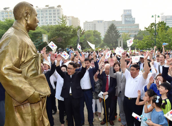 광복 70주년이었던 지난 2015년 수원시민이 모금해 건립한 임면수 동상 앞에서 제막식이 열려 수원시민들이 만세를 외치고 있다. 수원시 제공