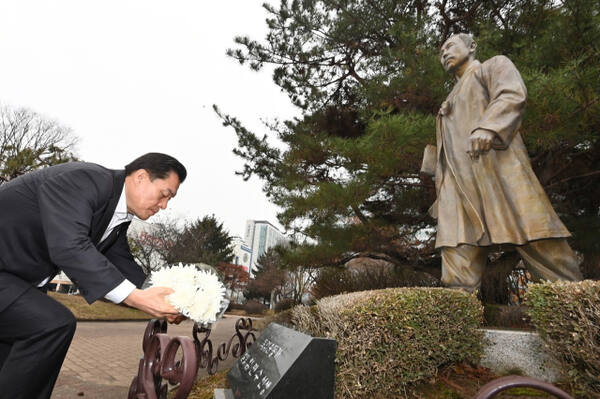 이재준 수원시장이 지난해 3월 임면수 탄생 150주년을 기념해 동상에 헌화하고 있다. 수원시 제공