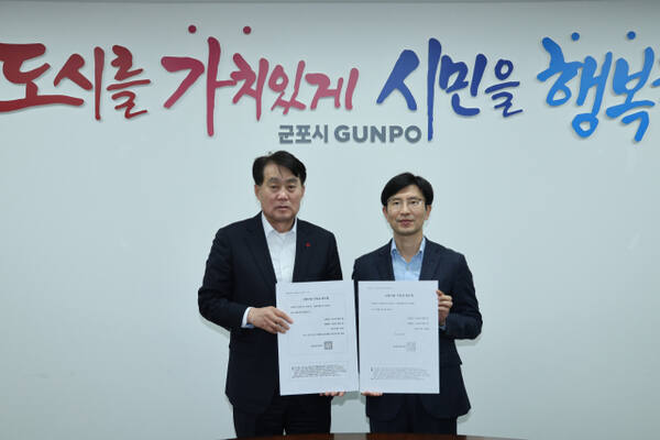 하은호 군포시장과 안동광 부시장이 산불피해지역 돕기 기부 참여 인증에 직원들의 기부릴레이가 이어지고 있다. 군포시 제공