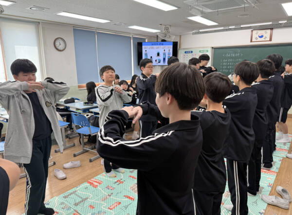 지난달 28일 용인시 흥덕중학교에서 진행된 ‘선비교육 프로그램’에서 학생들이 큰절하는 법을 배우고 있다. 흥덕중 제공