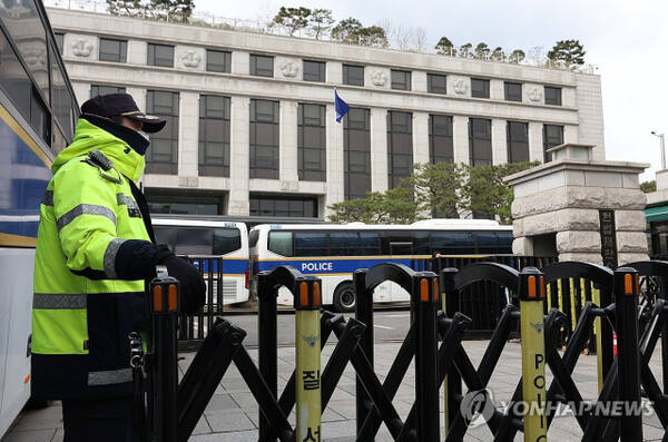헌법재판소가 윤석열 대통령 탄핵심판 선고를 앞두고 논의를 이어가고 있는 지난달 30일 서울 종로구 헌법재판소 앞에서 경찰이 경계 근무를 서고 있다. 연합뉴스