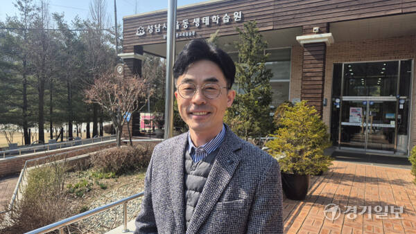 한홍구 성남시율동생태학습원장. 박용규기자
