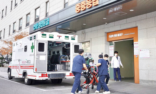 전담팀이 중환자실 수준의 장비를 갖춘 중증환자 전담구급차(Mobile ICU)를 통해 환자를 이송하고 있는 모습. 한림대성심병원 제공