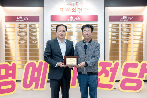 이권재 시장이 김인환 대표에게 감사패를 전달하고 있다. 오산시 제공