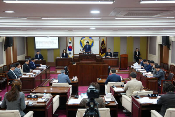임종훈 의장이 임시회 폐회를 선언하고 의사봉을 두드리고 있다. 포천시의회 제공