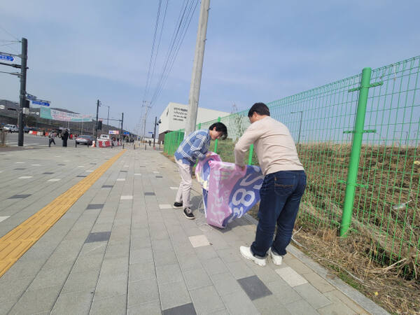 양주시 직원들이 도로변에 불법 설치된 현수막을 제거하고 있다. 양주시 제공