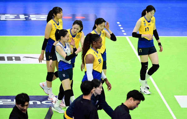 2024-25 V리그 여자부 PO에서 3위 정관장에게 업셋 챔피언전 진출을 내준 수원 현대건설 선수들이 아쉬운 표정을 짓고 있다.KOVO 제공