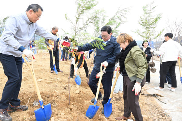 강수현 양주시장이 황덕상 산림과장(왼쪽)과 함께 편백나무를 심고 있다. 양주시 제공