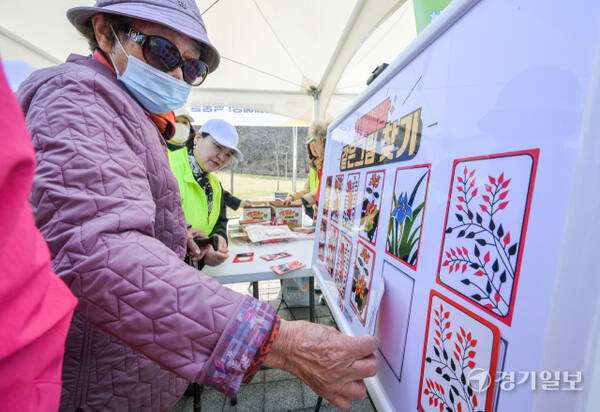 3일 오전 군포시 초막골생태공원에서 열린 '2025 치매극복 시니어 청춘 함께 걷기'를 찾은 어르신들이 치매예방부스에서 체험을 하고 있다.
