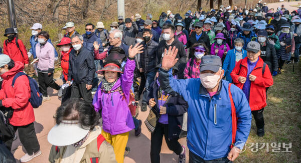 3일 오전 군포시 초막골생태공원에서 열린 '2025 치매극복 시니어 청춘 함께 걷기'에서 어르신들이 공원을 따라 걷고 있다.