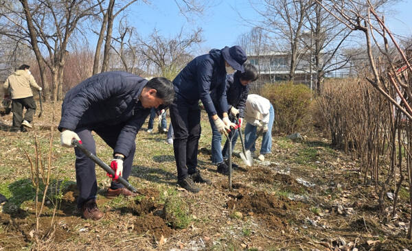 한강유역환경청과 한국환경보전원 임직원이 3일 수풀로 양수리에서 열린 ‘2025 식목일 기념 나무심기 행사’에서 나무를 심고 있다. 한강청 제공
