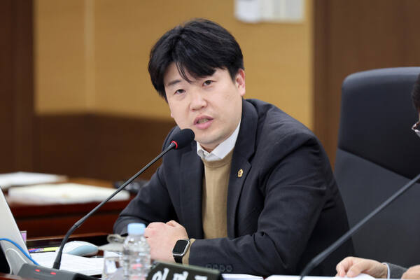 문세종 시의원(더불어민주당·계양4)이 최근 열린 인천시의회 교육위원회 회의에서 교직원 마음건강 개정안에 대한 제안 설명을 하고 있다. 시의회 제공