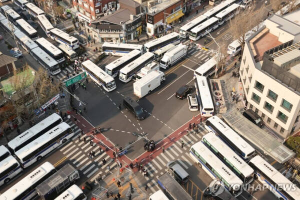 윤석열 대통령 탄핵심판 선고를 하루 앞둔 3일 서울 종로구 헌법재판소 인근 거리에 경찰이 차벽을 세워 접근을 차단하고 있다. 연합뉴스