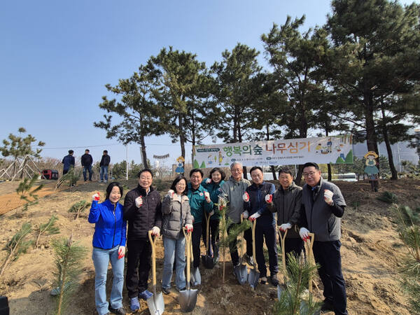 3일 ‘시흥 행복의숲 조성 나무심기 행사’에 참석한 김혜애 경기환경에너지진흥원장, 임병택 시흥시장 등이 기념사진을 촬영하고 있다. 경기환경에너지진흥원 제공