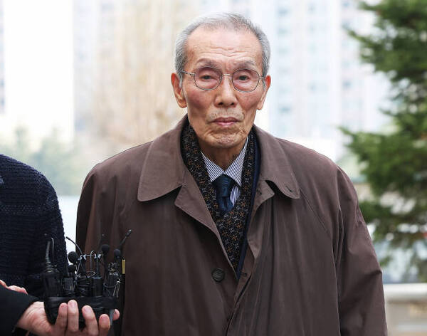 배우 오영수씨가 지난해 3월15일 오후 수원지방법원 성남지원에서 열린 1심 선고공판에 출석하고 있다. 연합뉴스