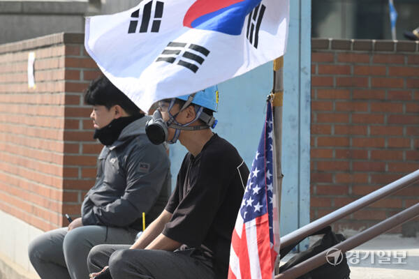 헌법재판소의 윤석열 대통령 탄핵심판 선고일인 4일, 서울 안국역 인근 거리에서 방독면을 착용한 시민이 앉아 있었다. 방독면을 쓴 이유를 묻자, 그는 "만에 하나"라고 짧게 답했다.조주현기자