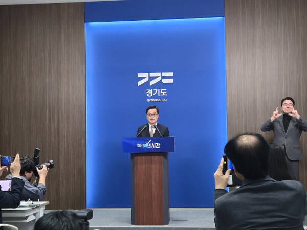 4일 김동연 경기도지사가 경기도청 브리핑룸에서 윤석열 전 대통령 파면과 관련해 입장 발표를 하고 있다. 이진기자