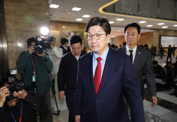 국민의힘 권성동 원내대표가 4일 서울 여의도 국회에서 비상 의원총회에 참석하고 있다. 연합뉴스
