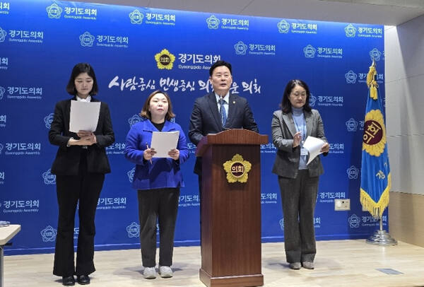 경기도의회 더불어민주당이 윤석열 대통령의 파면 결정을 환영하면서 경기도의회 다수당으로서 민생경제 위기 극복을 위해 힘쓰겠다고 다짐했다. 김경희기자