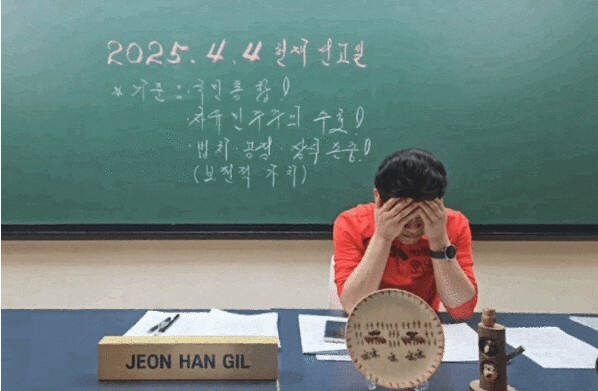 탄핵 인용 소식을 듣고 괴로워하는 전한길 강사. ‘꽃보다 전한길’ 유튜브