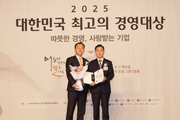 이민식 상상인 대표가 3일 열린 ‘2025 대한민국 최고의 경영대상’에서 유준원 상상인그룹 대표의 ‘사회공헌 경영 부문’ 고용노동부 장관상을 대리 수상하고 기념 사진을 촬영하고 있다. 상상인그룹 제공