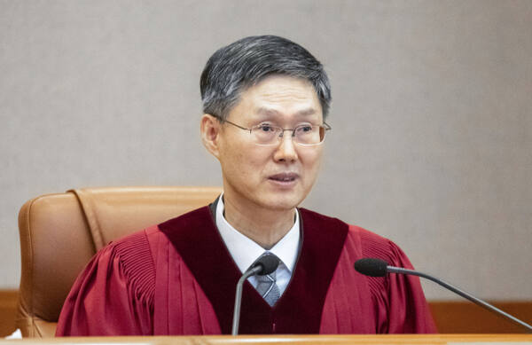 4일 문형배 헌법재판소장 권한대행이 헌법재판소 대심판정에서 윤석열 대통령 탄핵심판 인용 결정문을 낭독하는 모습. 연합뉴스