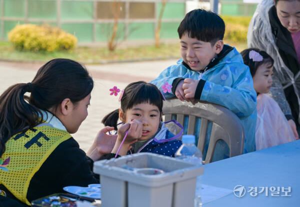 2025 평택시민 건강걷기대회가 열린 5일 오전 평택시 이충레포츠 공원 광장에서 어린이들이 페이스페인팅 체험을 하고 있다.