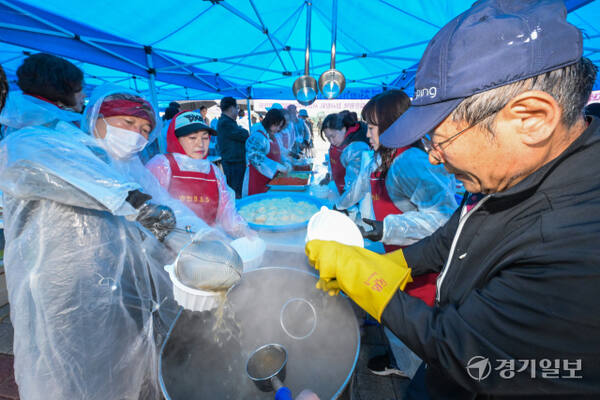 2025 평택시민 건강걷기대회가 열린 5일 오전 평택시 이충레포츠 공원 광장에서 자원봉사자들이 참가자들을 위한 국수를 준비하고 있다.