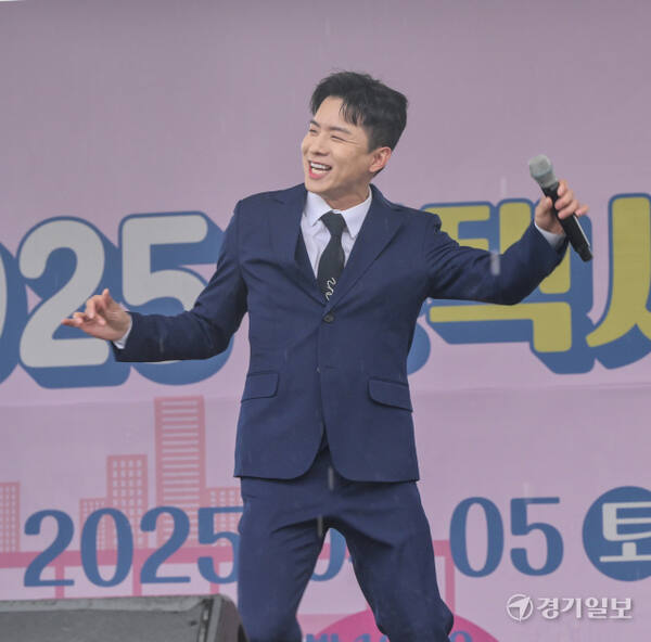 2025 평택시민 건강걷기대회가 열린 5일 오전 평택시 이충레포츠 공원 광장에서 트로트가수 나태주가 열띤 공원을 펼치고 있다.