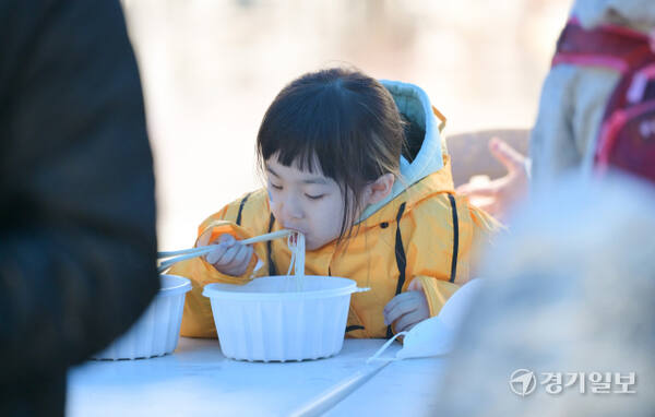 2025 평택시민 건강걷기대회가 열린 5일 오전 평택시 이충레포츠 공원 광장에서 참가자들이 국수를 맛있게 먹고 있다.