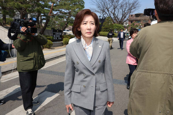 윤석열 전 대통령의 탄핵심판 선고일이었던 지난 4일 국민의힘 나경원 의원이 서울 종로구 헌법재판소 대심판정에서 나서고 있다. 연합뉴스
