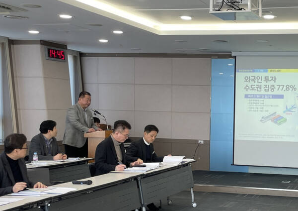 김경일파주시장이 지난 2월 20일 경기도경제자유구역청 회의실에서 열린 1차심의에서 직접 단상에 올라 준비해 간 28쪽의 PPT 한쪽 한쪽을 설명하고 있다. 파주시 제공