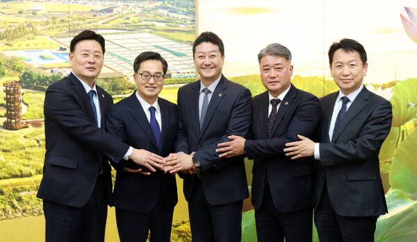 김동연 경기도지사가 7일 도의회 의장실에서 김진경 의장, 최종현 경기도의회 민주당 대표의원(수원7), 김정호 국민의힘 대표의원(광명1)과 이야기를 나눈 후 기념 촬영을 하고 있다. 경기도의회 제공