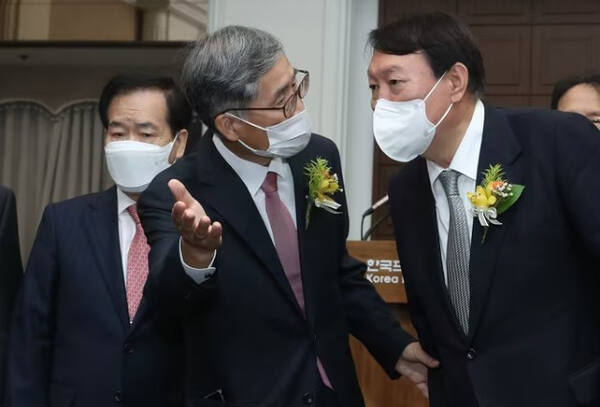 신평 변호사와 윤석열 전 대통령. 연합뉴스