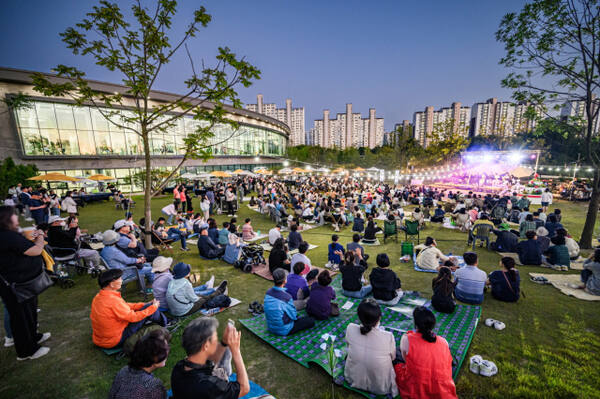 지난해 5월 수원수목원 개장 1주년을 맞아 일월수목원 잔디광장에서 ‘별 헤는 가든 음악회’가 열려 시민들이 정원문화를 즐기고 있다. 수원시 제공