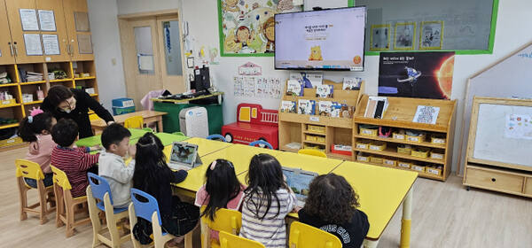 이천시가 어린이들을 대상으로 인공지능(AI) 기반 맞춤형 디지털 학습인 에이아이(AI) 반디 톡톡 책장을 진행하고 있다. 이천시 제공