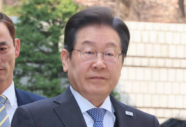 더불어민주당 이재명 대표가 8일 서울 서초구 서울중앙지법에서 열린 '대장동 배임·성남FC 뇌물' 1심 공판에 출석하는 모습. 연합뉴스