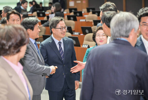 8일 오전 제383회 임시회 제1차 본회의가 끝나고 김동연 경기도지사가 의원들과 대화하고 있다. 윤원규기자