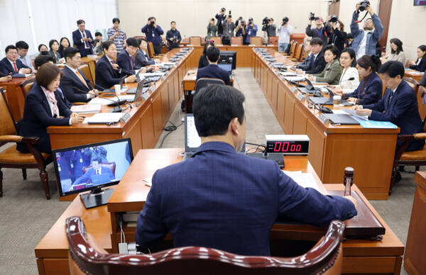 8일 서울 여의도 국회에서 열린 연금개혁특별위원회 전체회의에서 윤영석 위원장이 의사봉을 두드리고 있다. 연합뉴스
