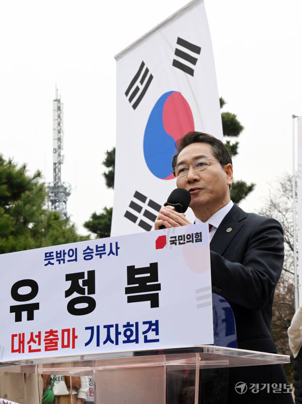 유정복 인천시장이 9일 인천 중구 자유공원 맥아더 장군 동상 앞에서 제21대 대통령 선거 출마 기자회견을 하고 있다.조병석기자