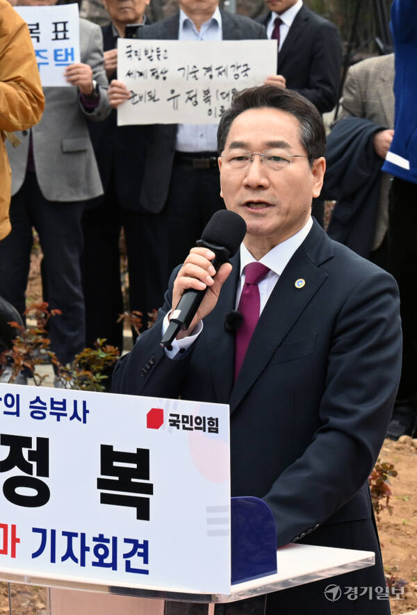 유정복 인천시장이 9일 인천 중구 자유공원 맥아더 장군 동상 앞에서 제21대 대통령 선거 출마 기자회견을 하고 있다.조병석기자