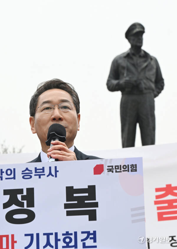 유정복 인천시장이 9일 인천 중구 자유공원 맥아더 장군 동상 앞에서 제21대 대통령 선거 출마 기자회견을 하고 있다.조병석기자