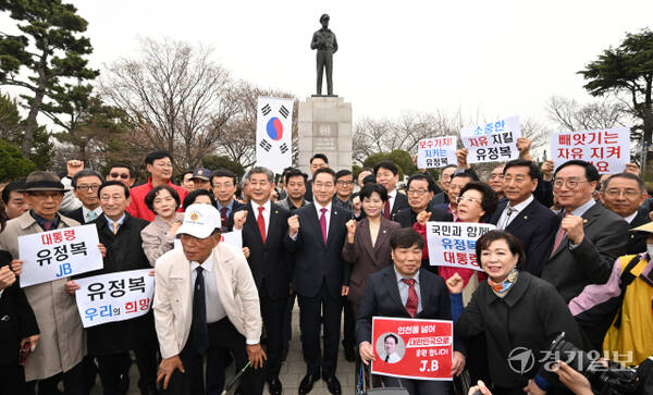 유정복 인천시장이 9일 인천 중구 자유공원 맥아더 장군 동상 앞에서 제21대 대통령 선거 출마 기자회견을 하고 있다.조병석기자