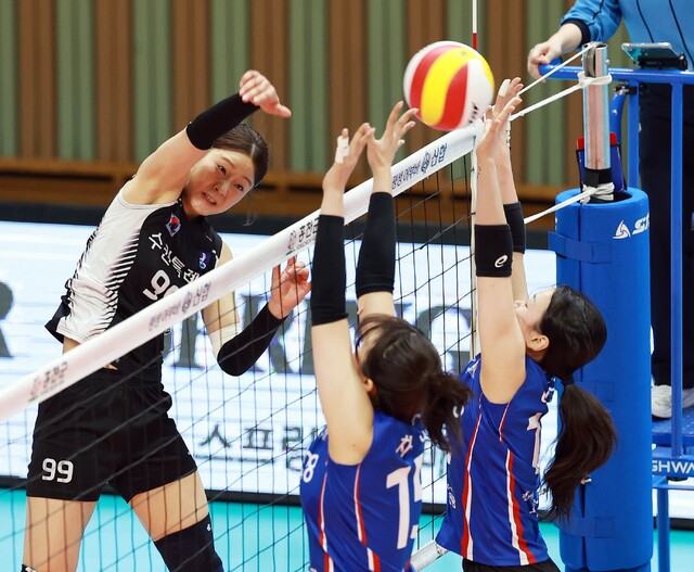 9일 강원도 홍천종합체육관에서 벌어진 2025 홍천 한국실업배구연맹전 여자부 결승전서 수원시청 박민지(왼쪽)가 오픈 공격을 하고 있다.발리볼코리아닷컴 제공