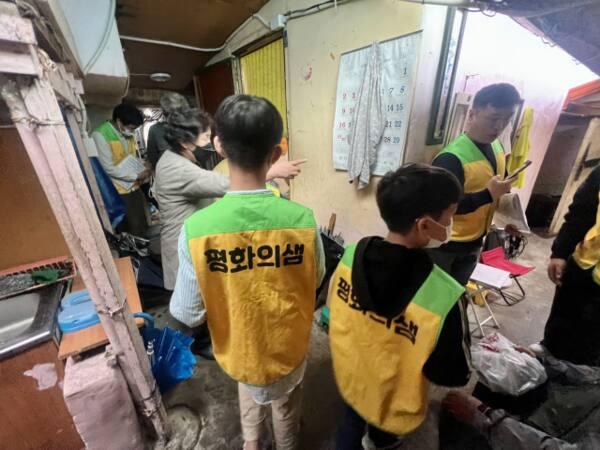 평화의샘 학교 학생들이 매주 진행하는 평택 독거노인과 노숙자 지원 도시락 봉사를 하고 있다. 평화의샘 공동교육체 제공