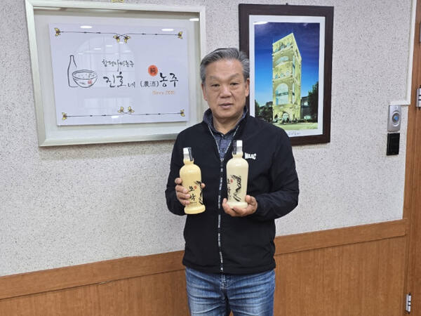 9일 김진호 대표가 인터뷰를 마친 뒤 모악주를 들고 소개하고 있다. 이정엽기자