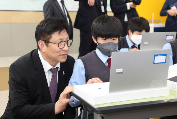 도성훈 인천시교육감이 학교 현장을 방문해 학생 노트북 보급 현황을 살펴보고 있다. 인천시교육청제공