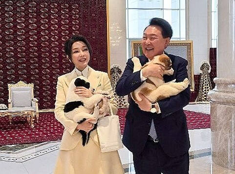 투르크 국견 알라바이 안고 즐거워하는 윤석열 전 대통령 부부=연합뉴스