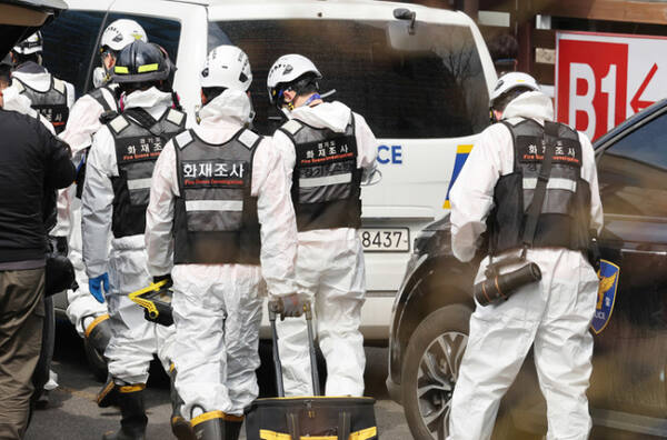 지난 3월28일 오전 용인시 기흥구 영덕동 흥덕IT밸리 화재현장에서 경찰, 국립과학수사연구원, 경기소방재난본부, 한국전기안전공사 등 관계자들이 화재 합동 감식을 위해 이동하고 있다. 연합뉴스