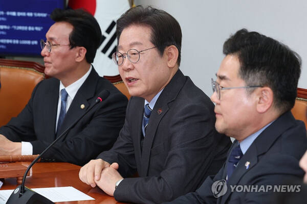 더불어민주당 이재명 대표가 9일 서울 여의도 국회에서 열린 최고위원회의에서 대권 도전을 위해 당대표직 사퇴 의사를 밝히고 있다. 연합뉴스